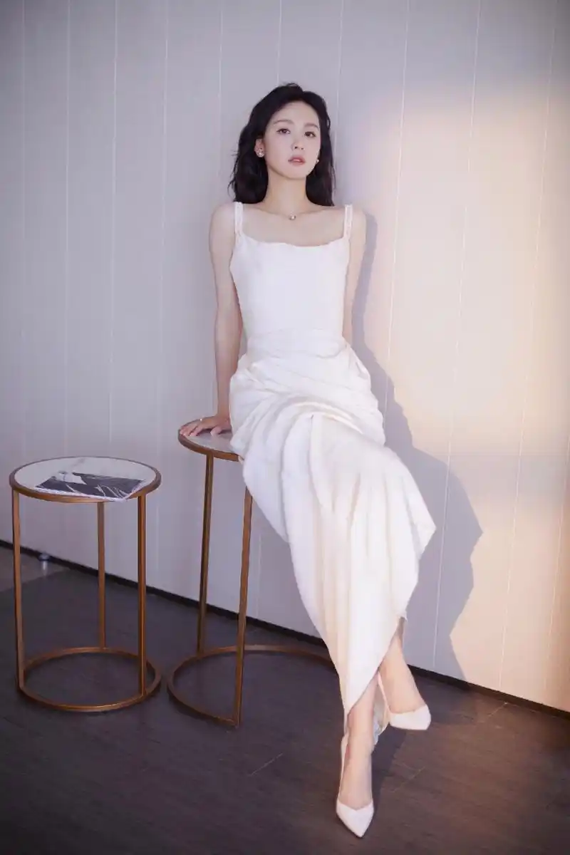 陈都灵吊带白色长裙写真,优雅迷人魅力四射,太美了!#春日热点挑战赛