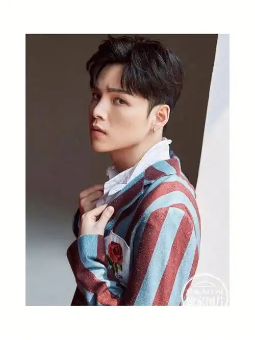 偶像练习生人气走高的嘻哈歌手朱星杰身穿