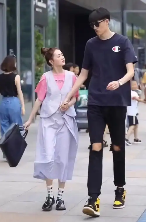 全网身高差最大情侣我穿裙挡腿只为显你腿更长甜爆