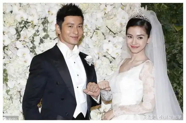 杨颖穿上三点式泳装众目睽睽趴在沙滩上这身材太真实了