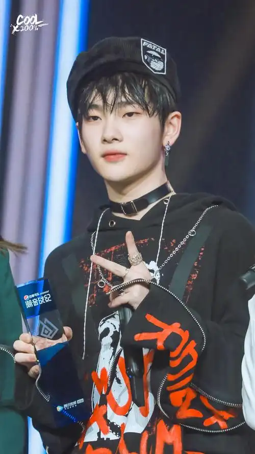 谁有周震南这个造型的那个动图,就是舞台上从雾里