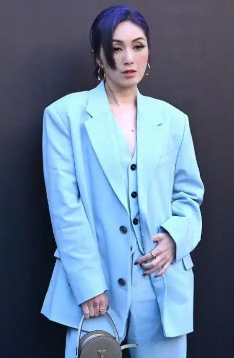 杨千嬅这回把头发挽了起来,还染着红色的嘴唇,气质超好,也很有摩登