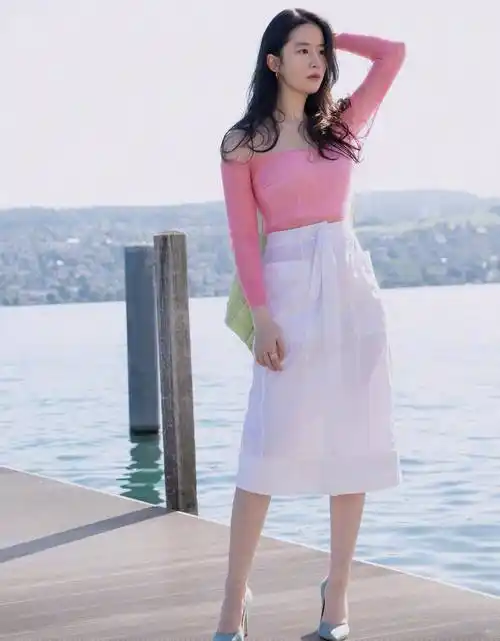 刘亦菲不愧是神仙姐姐,蜜桃粉搭配牛油果绿柔美清新,这气质绝了_女生