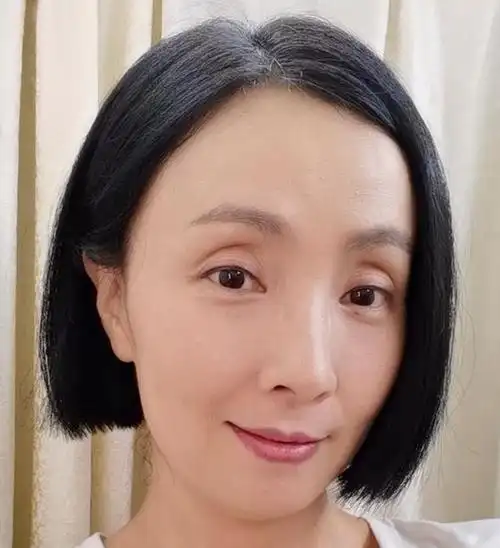 陶虹剪齐耳短发49岁发根有些已发白素颜皱纹明显眼睛更加深邃