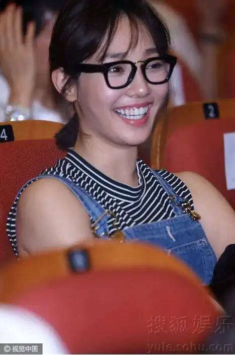 白百何架黑框眼镜变乡村教师 咧嘴大笑满屏牙