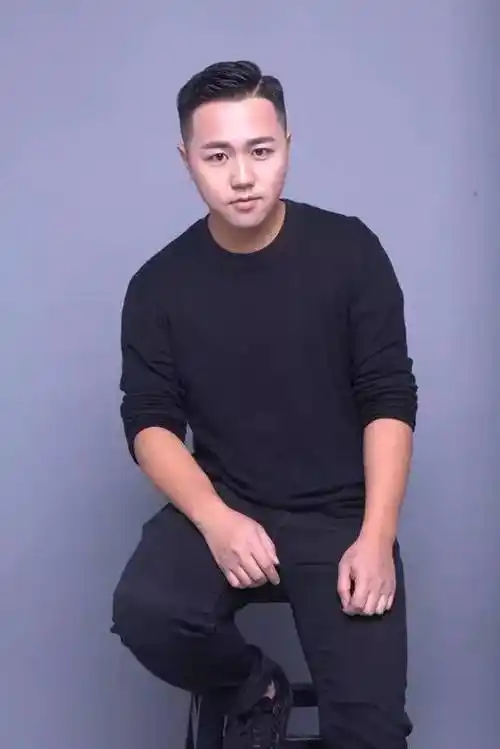 曹力成都力剧场创始人,中国近景戏剧第一人,也是电台主播;做杂货设计