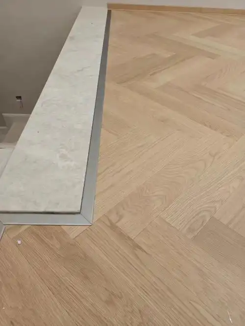 孤形收边,燕麦色人字,铝合金压条的完美结合,使地板凌美生动#这么挑