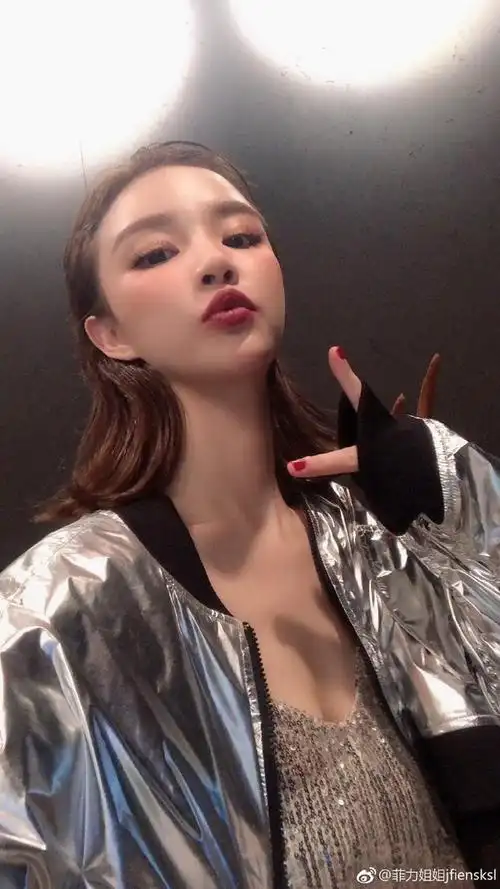 一岁孩子妈? 王思聪前女友雪梨半露香肩御姐风迷人