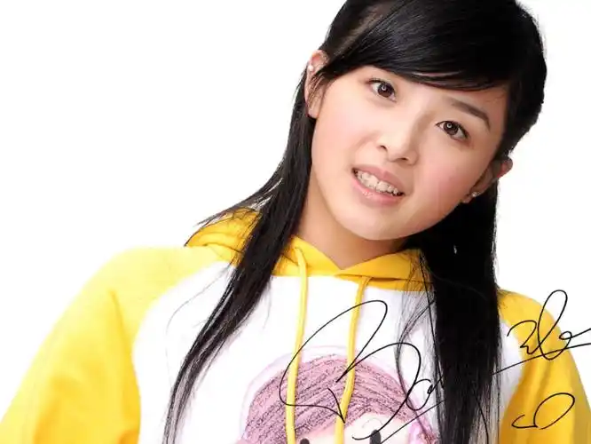 张含韵2004年参加了《超级女声》获得了季军