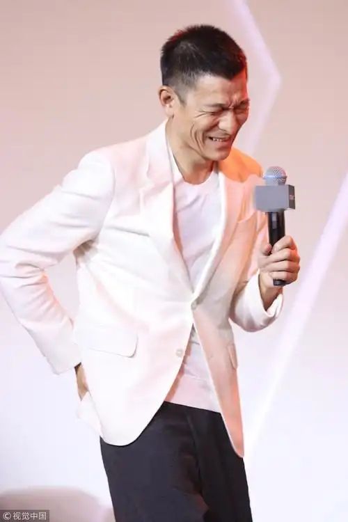 刘德华大病初愈面容消瘦 寸头利落帅气天王范依旧