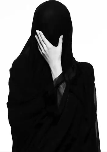 性感欧美女生黑白图片:天微凉,心渐凉,如何是好