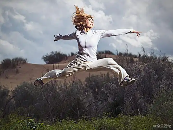 西班牙_安达卢西亚_哥斯达黎加_成年_女人_制作_大_跳跃_沙丘_塔里