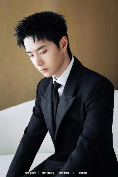 青年演员王一博#wyb#王一博平安喜乐#纯黑西装沉稳干练,少年眼眸澄澈