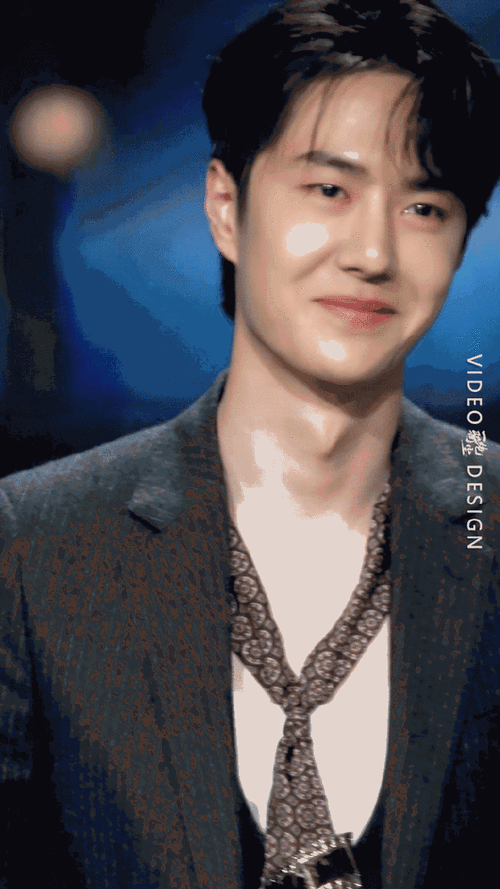 喉结,下颌线,括弧笑,挺拔俊秀的鼻梁,笑起来眼里闪烁着的星光…王一博