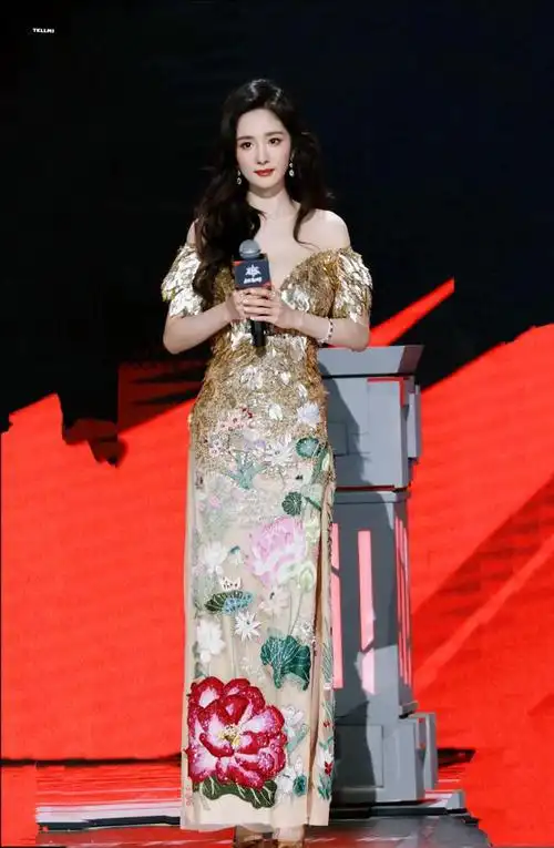 杨幂出席上海晶核联赛赛一袭鎏金羽翼礼服华贵大气璀璨夺目