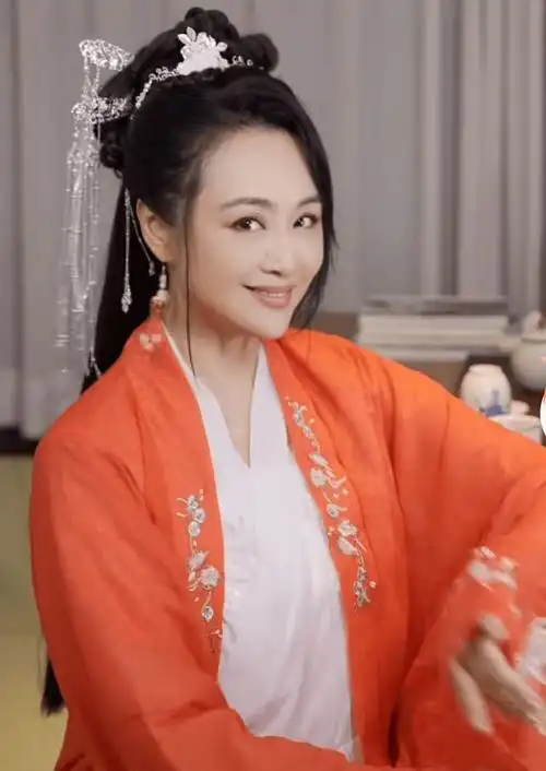 曹颖10岁儿子走秀穿礼裙化妆被误认成女孩和妈妈同款长睫毛