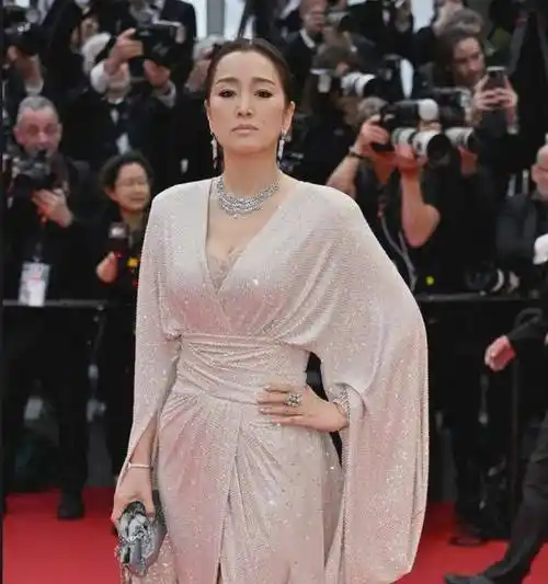 可能有人觉得,十几个人一起拍红毯照片,唐嫣这待遇也不行啊——已经算