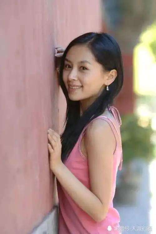 王子文昔日旧照曝光,皮肤黝黑却清纯无比