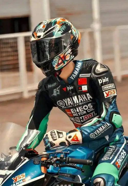 231228 风驰电掣,王一博头盔造型再掀热潮,粉丝齐呼"永远的85号"!