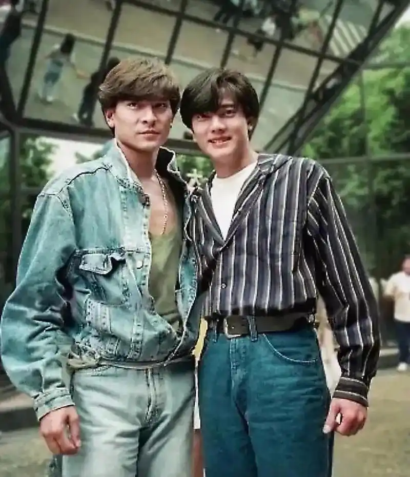 在上世纪90年代,娱乐圈的两位巨头郭富城和刘德华曾合影留下了经典