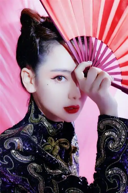 戚薇哪吒头,时尚娇美,气质非凡