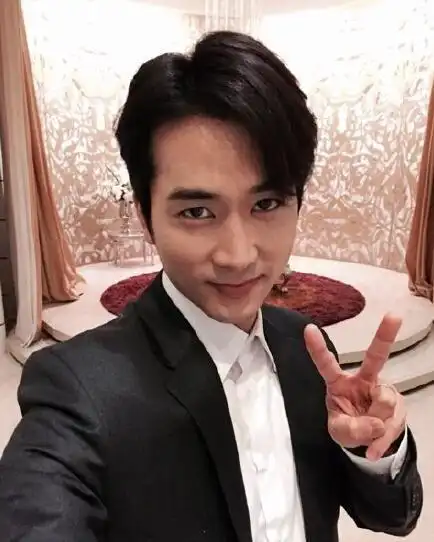 38岁宋承宪晒自拍比剪刀手 网友:能说好傻不/图