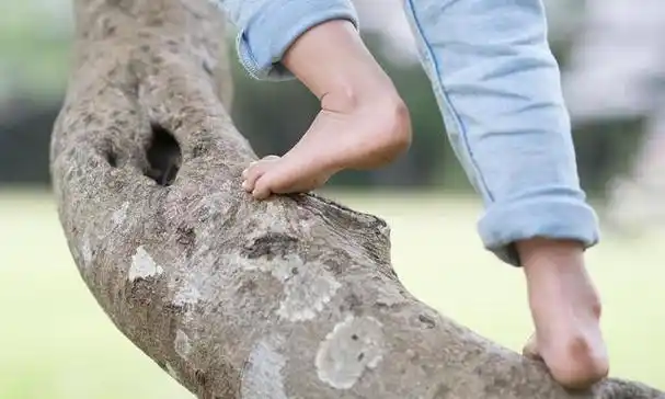 孩子爱光脚踩地,到底是促进发育,还是易生病?科学的解释来了