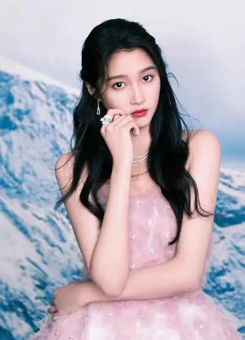 关晓彤粉色公主裙优雅性感写真