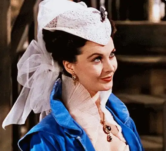 看了《乱世佳人》费雯丽的穿搭,才发现:每一个细节都透露着经典