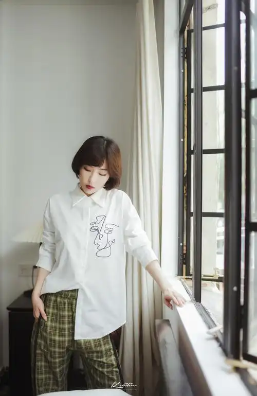 白衬衫少女 出境:牛奶