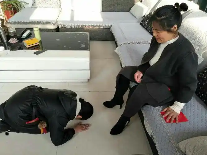 相信 下一个讲述故事的 就是怀抱热情的实践人 篇章一:春节"叩拜父母"