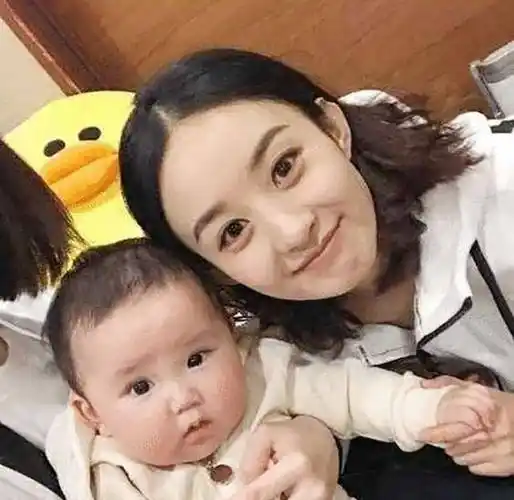 赵丽颖和丈夫孩子一家三口生活幸福快乐_冯绍峰_俩人_夫妻