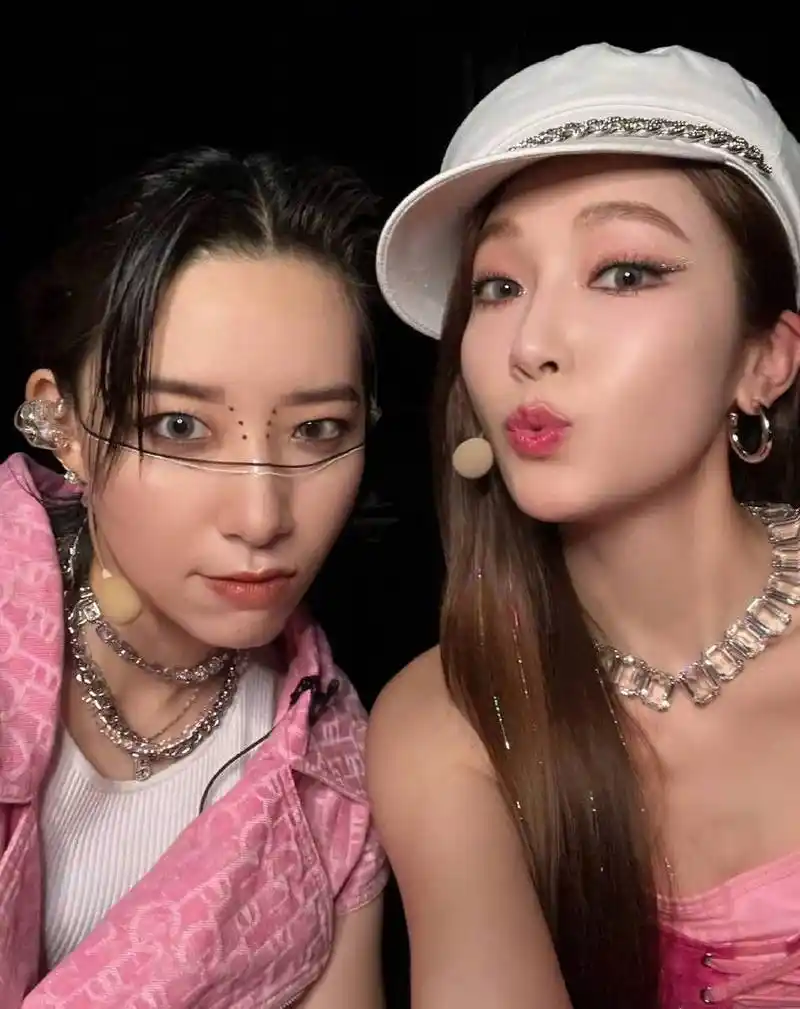 李斯丹妮与郑秀妍,宁静,王心凌,孟佳,金晨等姐姐合照