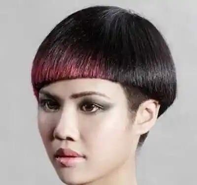 头发还作了挑染发的处理,这样的蘑菇头发型显得优雅又大气,个性的女生