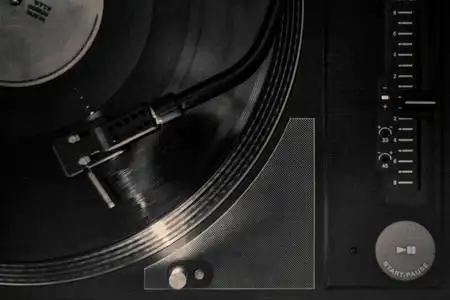 老式dj转盘从上面拍摄,同时播放光盘:黑白图像与谷物和噪音典型的老式