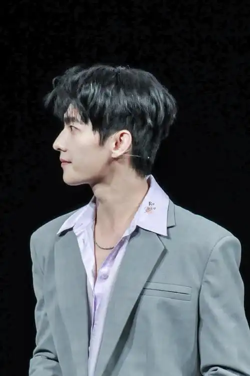 杨洋超话#杨洋韩立##杨洋井启第#我见过最美的颜,就是@杨洋的侧颜.