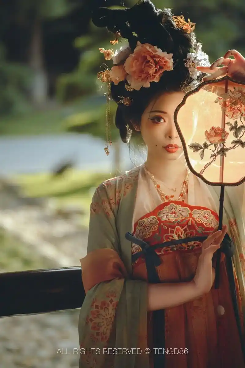 人间忽晚 山河暮秋 #古装美人图鉴 #唐制汉服 #汉服写真 - 抖音