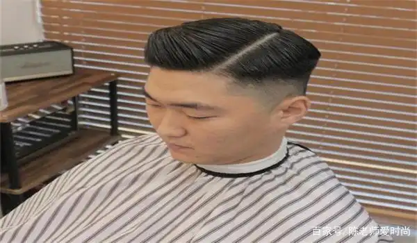 背头怎么留起来?刘海短的话,留5-8厘米长的刘海.