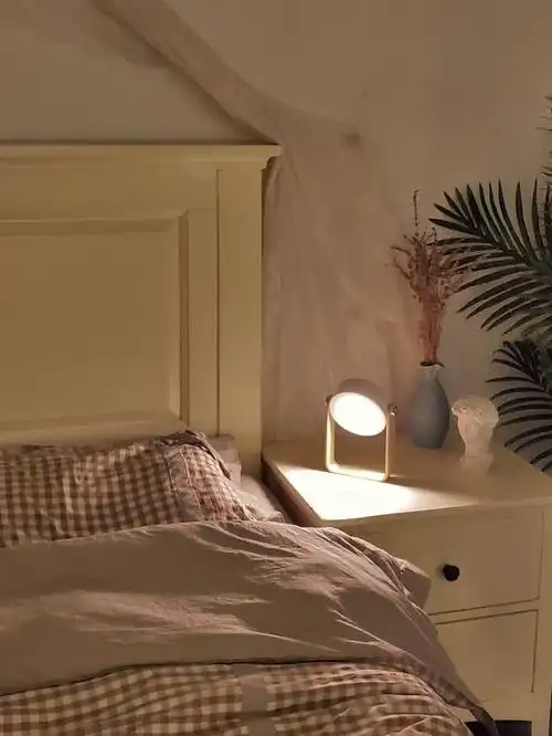 晚上睡觉时,床头别放4物,真的不安全,很多人都不当回事!