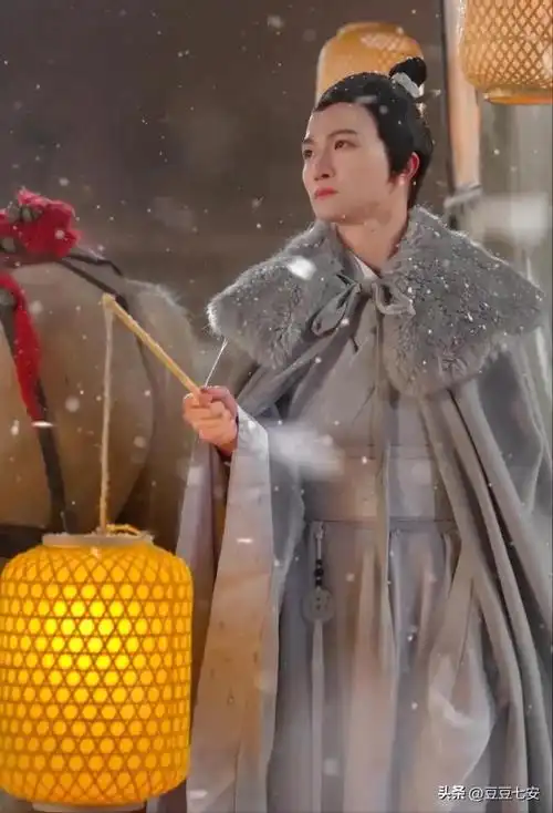 周深河南春晚的古装照#河南春晚炸裂##春晚戏装好看吗#相关报道:不少