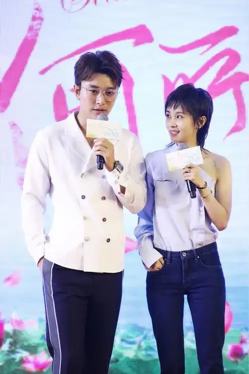 何所发布会在京举行贾乃亮王子文甜蜜互动