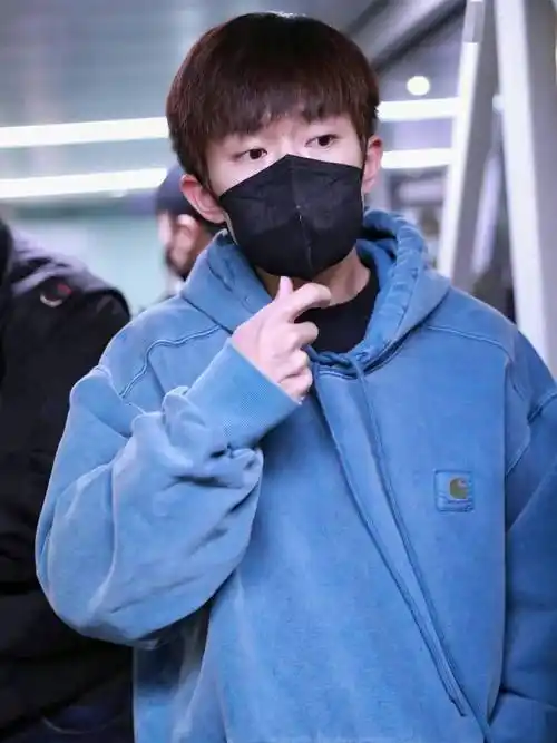 易烊千玺蓝色卫衣饭拍图!