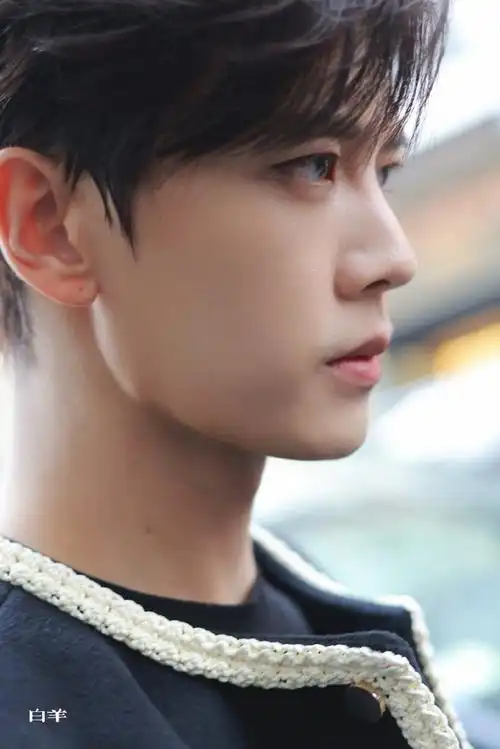 探店 帅出新纪元@任嘉伦allen79#rogervivier品牌代言人任嘉伦