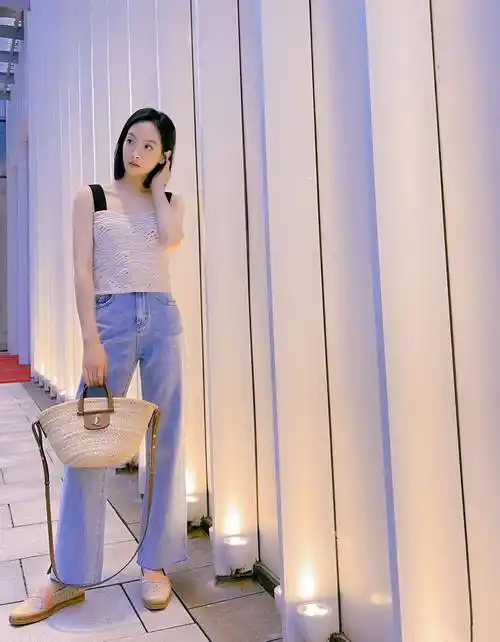 宋茜街拍穿直筒牛仔裤,裤脚悄悄剪时尚又潮又美,不愧是女团出身_身材