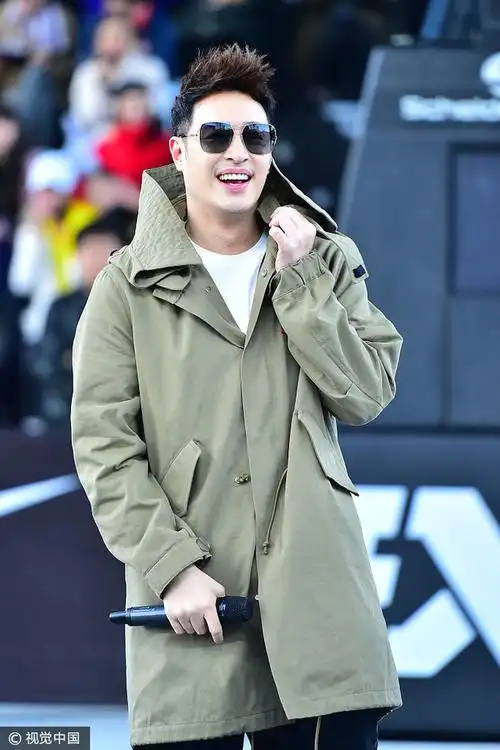 潘玮柏大笑.  图片来源:立辰/视觉中国