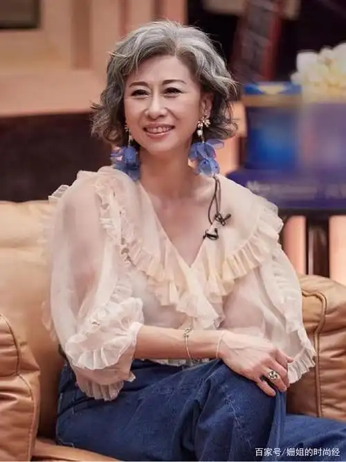 看了60岁叶倩文的穿搭,我发现:穿衣"不扮嫩",从容老去才真美