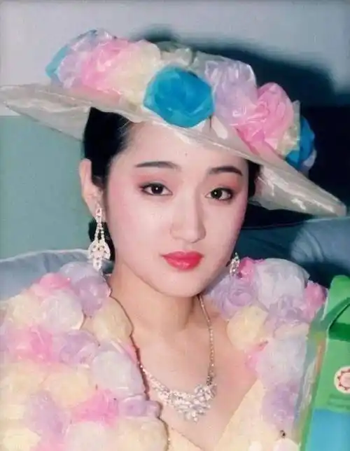 原创杨钰莹到底有多美第一次上央视时连摄制组人员都被她的美貌迷倒