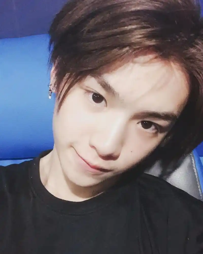 黄明昊自拍大赏 奶狗天菜 姐妹们有最喜欢的黄明昊自拍吗 我最喜欢第