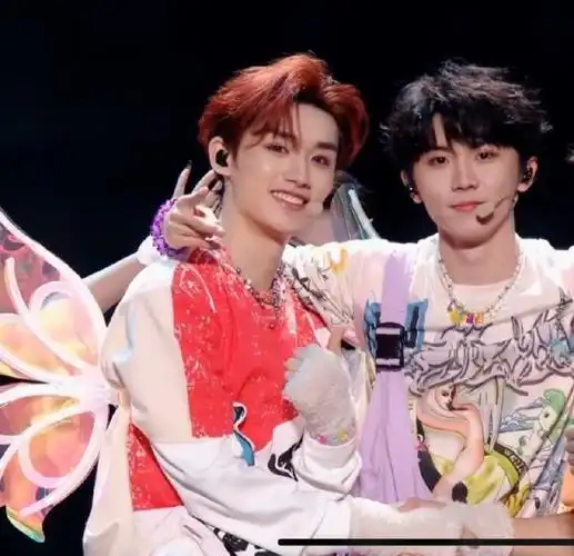 丁程鑫给马嘉祺递水