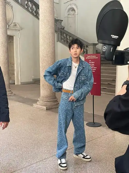 王源外网生图状态##王源米兰看秀图